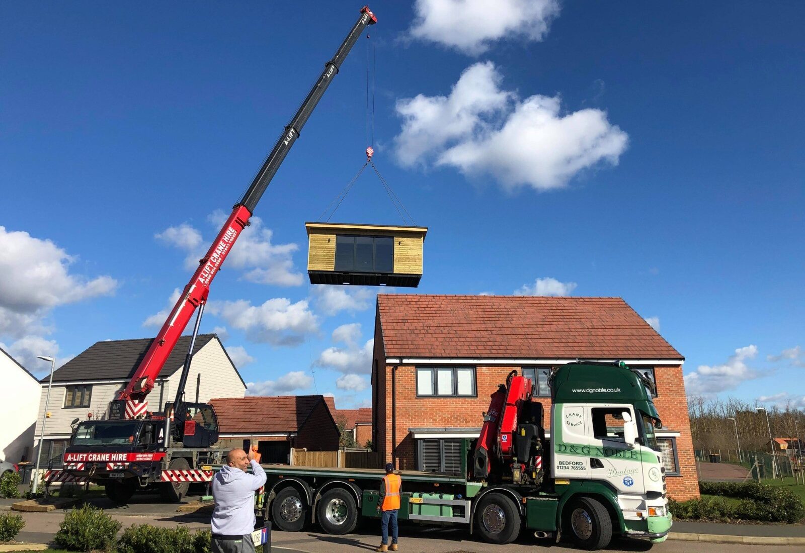 Mobile Crane Hire to lift Garden Cabin in Wootton, Bedford